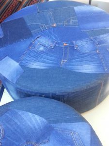 Hocker mit Patchwork-Bezug aus Jeans